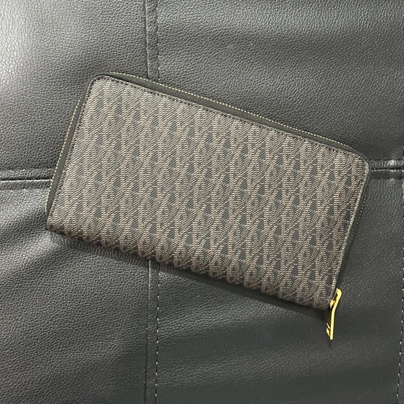 SAINT LAURENT YSL TOILE MONOGRAM MUSEUM LEATHER ZIP AROUND WALLET - Picture 2 of 8